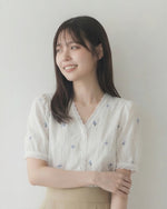 V領蕾絲滾邊刺繡泡泡袖短袖襯衫