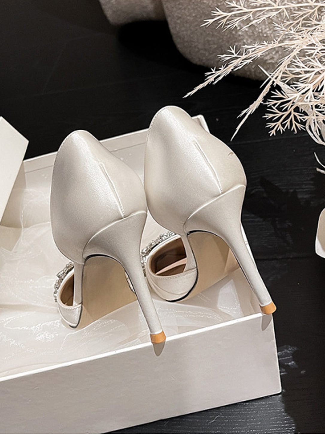 ラインストーン付き ポインテッドトゥ ハイヒールパンプス