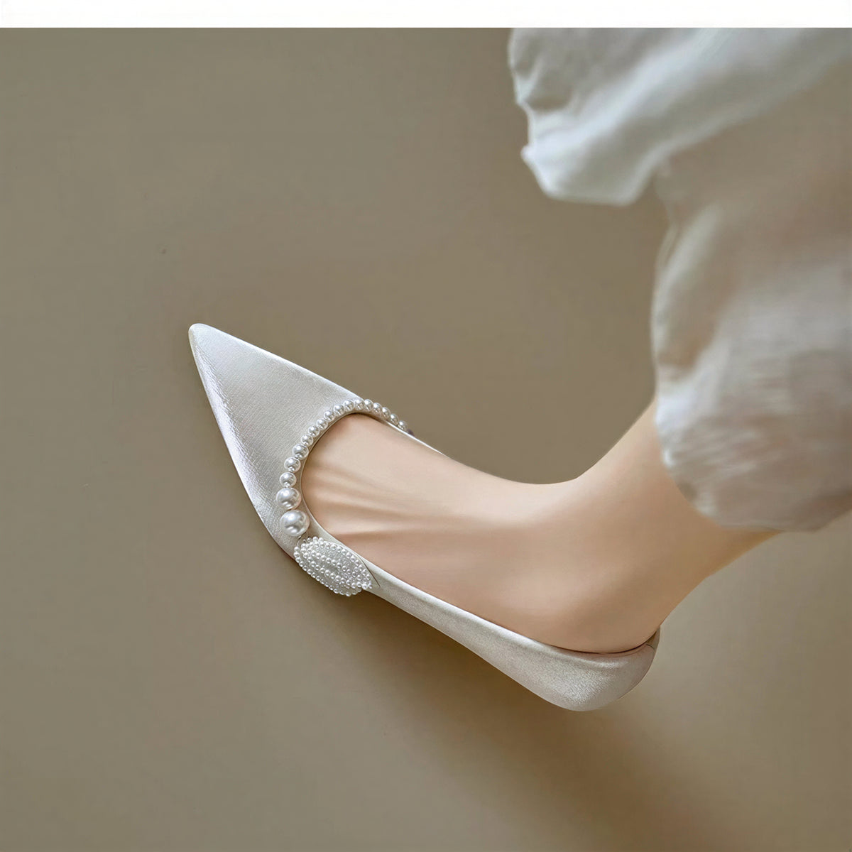 パールトリム サイド立体モチーフ ポインテッドトゥ 浅履き ハイヒールパンプス-オフホワイト  ヒール高7.5 cm-42