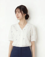 V領蕾絲滾邊刺繡泡泡袖短袖襯衫