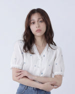 V領蕾絲滾邊刺繡泡泡袖短袖襯衫